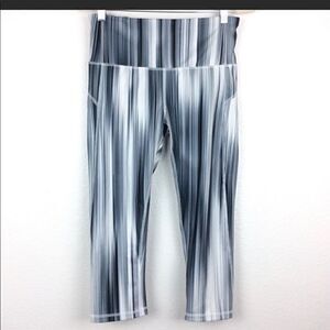 Reebok white blue stripe workout capri pants leggings Dri-fit medium
